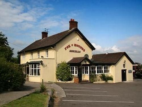 Hotel The Fox & Hounds à Swindon Extérieur photo